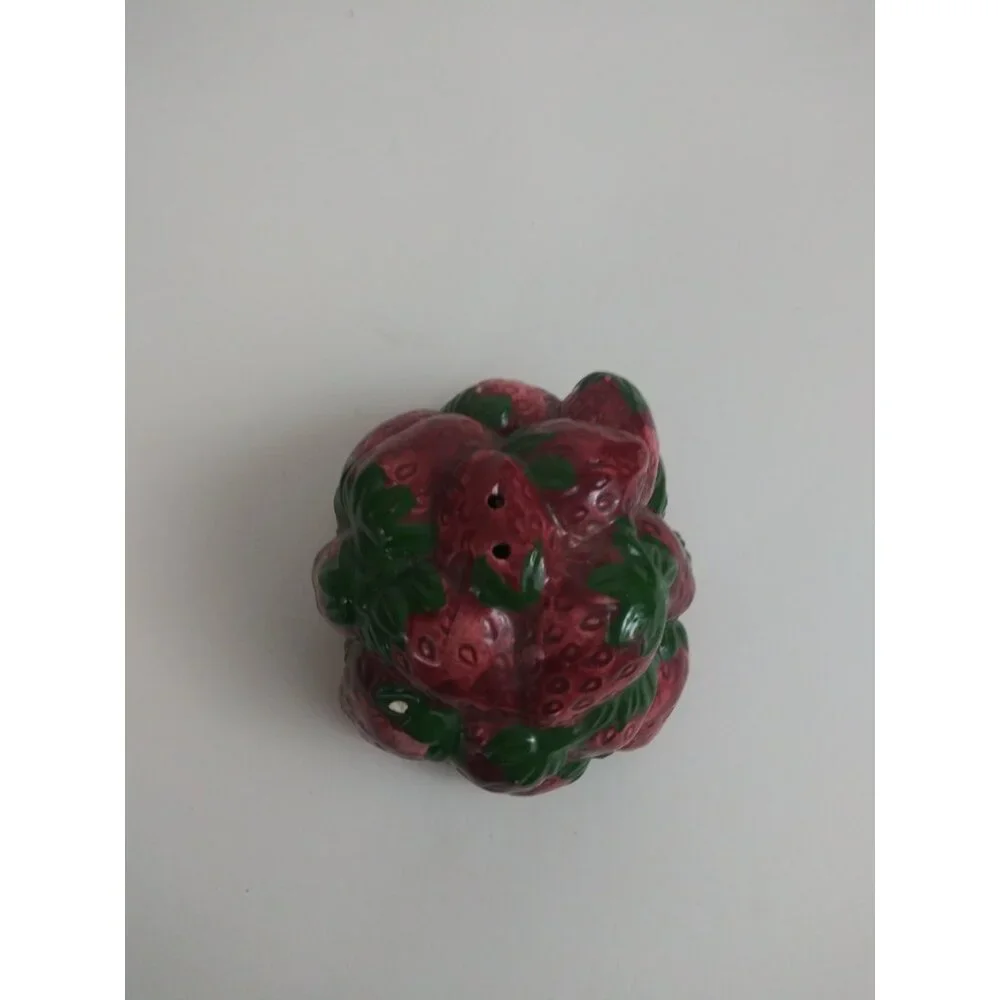 Vintage Basket Of Strawberries Salt & Pepper Shakers - Picture 9 of 11